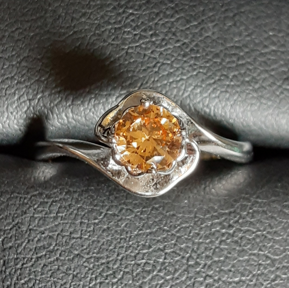 Yellow / Gold Women's Ring Size: 6 - Picture 1 of 11